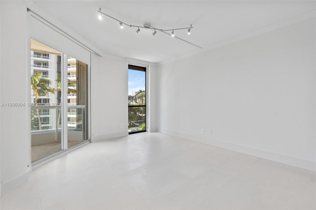 Activo con contrato: $1,345,000 (3 camas, 3 baños, 2640 Pies cuadrados)