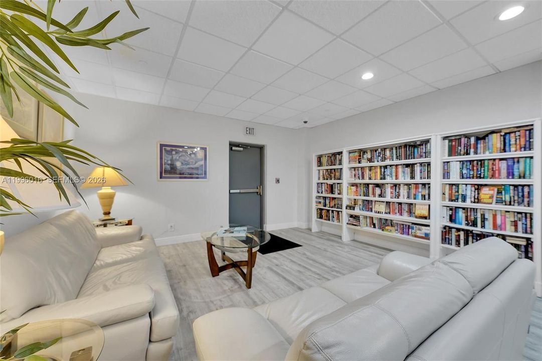 В аренду: $2,200 (1 спален, 1 ванн, 890 Квадратных фут)