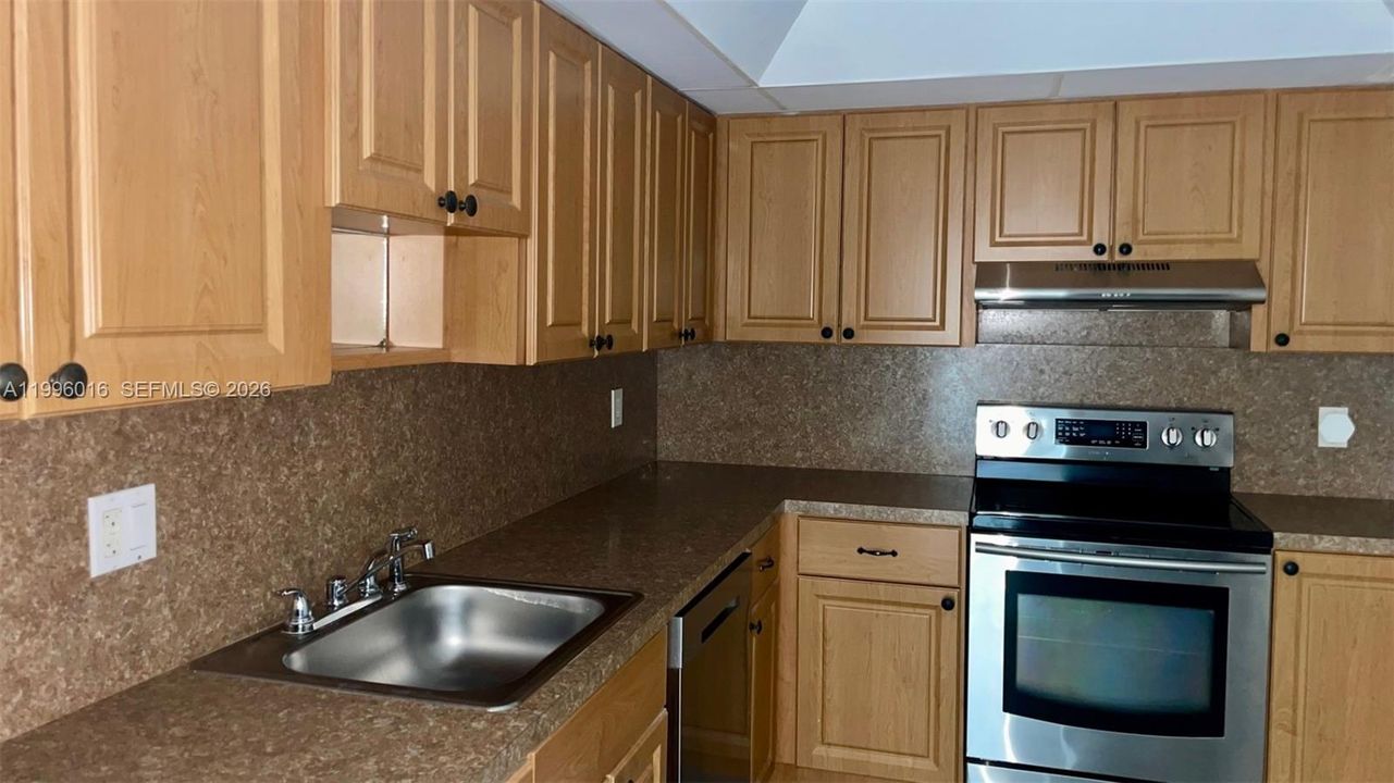 В аренду: $2,200 (1 спален, 1 ванн, 890 Квадратных фут)