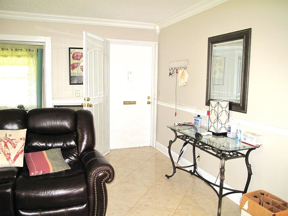 Living room entrance (2)