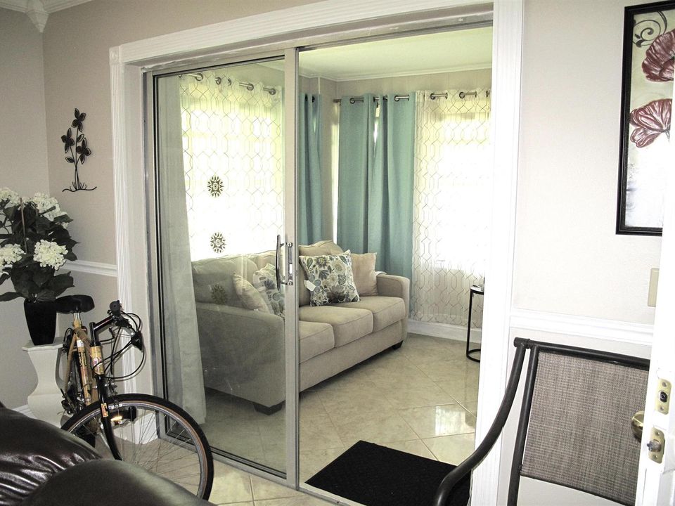Enclosed Florida room under air (1)
