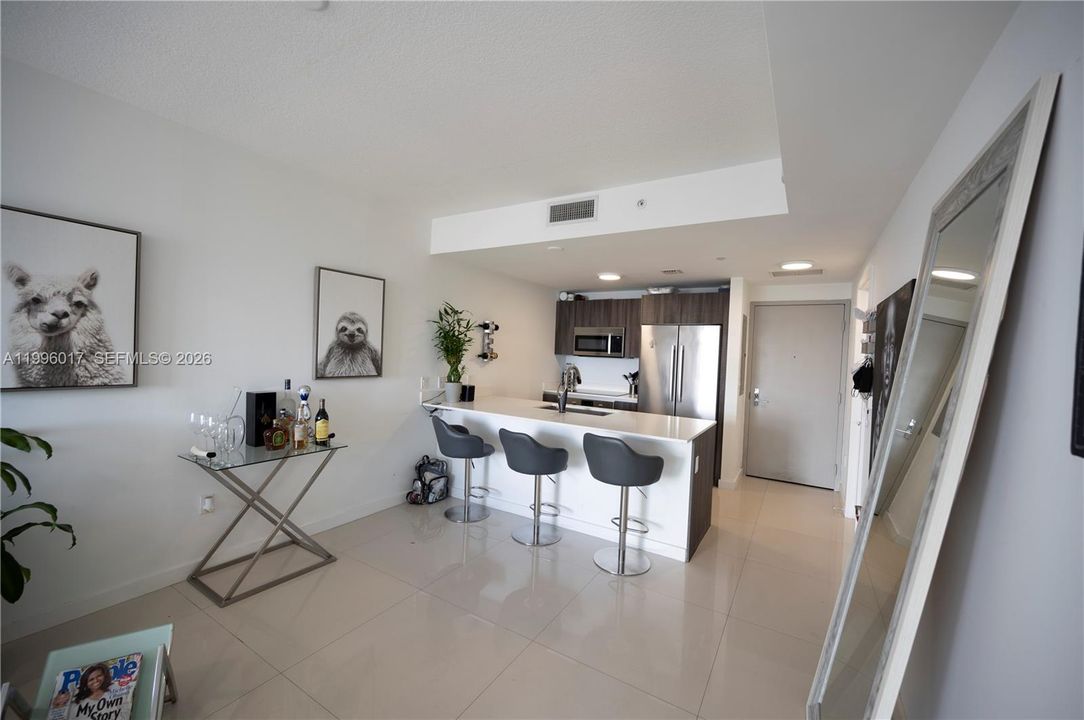 For Rent: $3,800 (1 beds, 1 baths, 706 Square Feet)