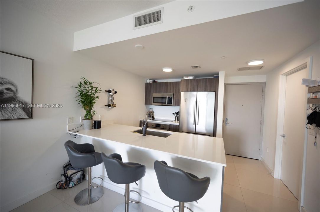 For Rent: $3,800 (1 beds, 1 baths, 706 Square Feet)