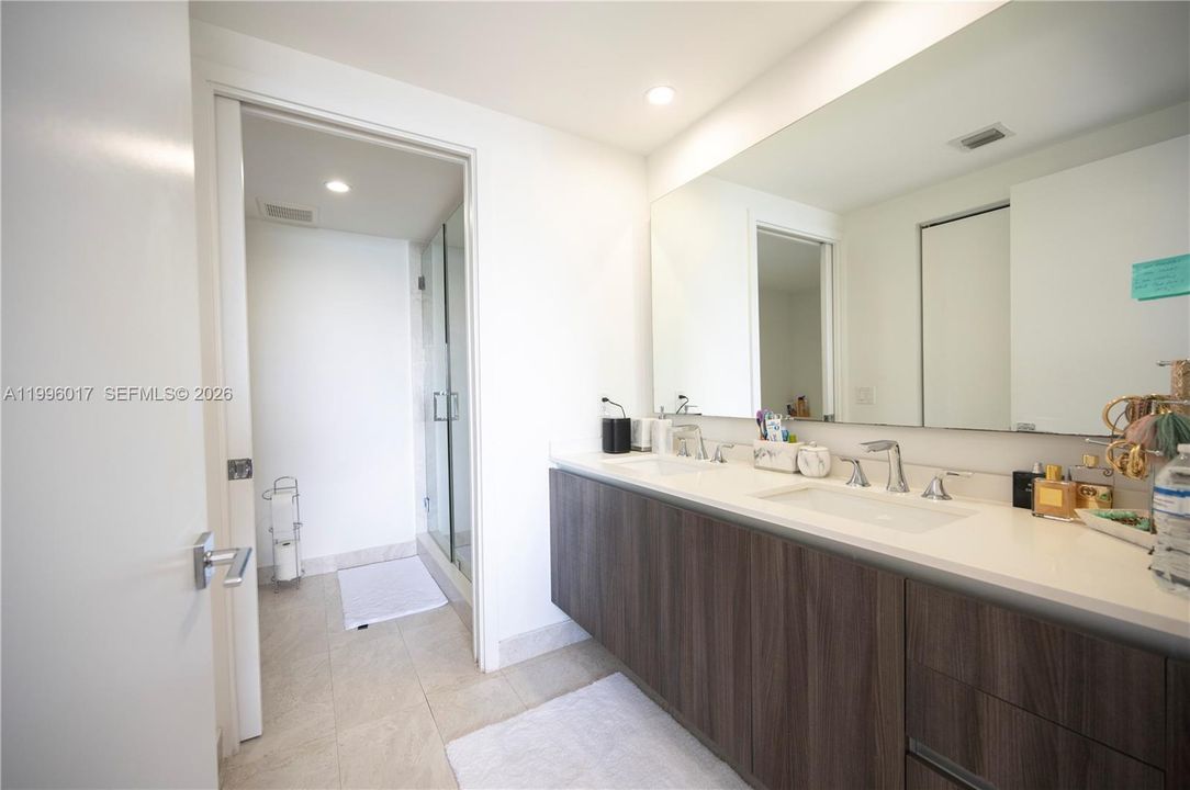 For Rent: $3,800 (1 beds, 1 baths, 706 Square Feet)