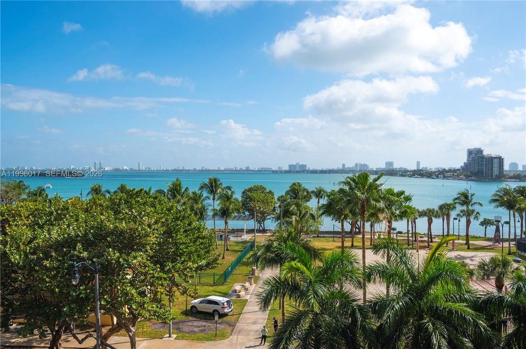 For Rent: $3,800 (1 beds, 1 baths, 706 Square Feet)