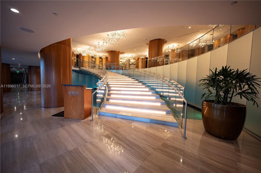 For Rent: $3,800 (1 beds, 1 baths, 706 Square Feet)