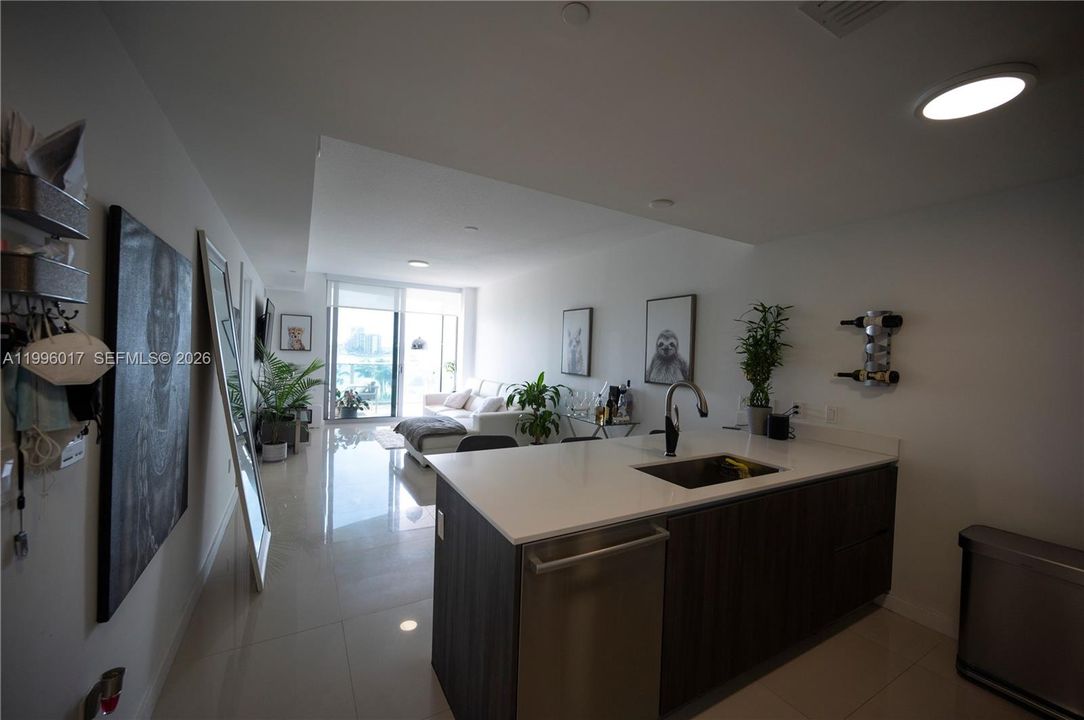 For Rent: $3,800 (1 beds, 1 baths, 706 Square Feet)