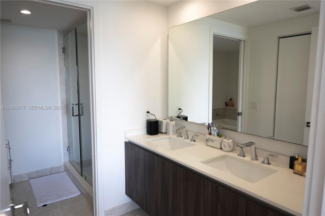 For Rent: $3,800 (1 beds, 1 baths, 706 Square Feet)