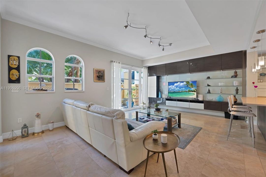 En Venta: $945,000 (3 camas, 2 baños, 2020 Pies cuadrados)