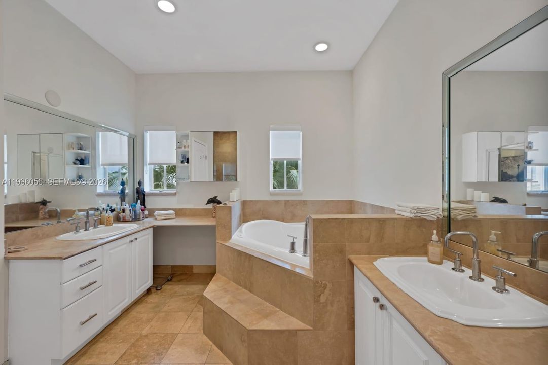 En Venta: $945,000 (3 camas, 2 baños, 2020 Pies cuadrados)