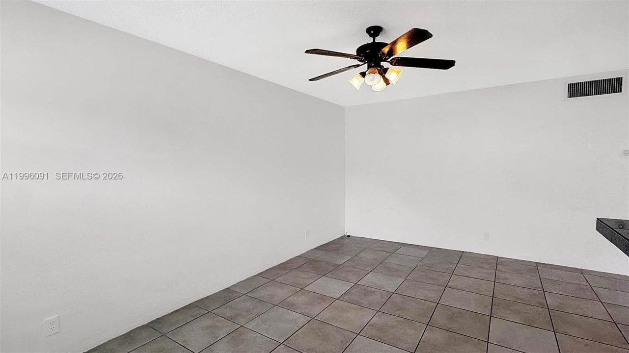 Active With Contract: $1,400 (1 beds, 1 baths, 576 Square Feet)