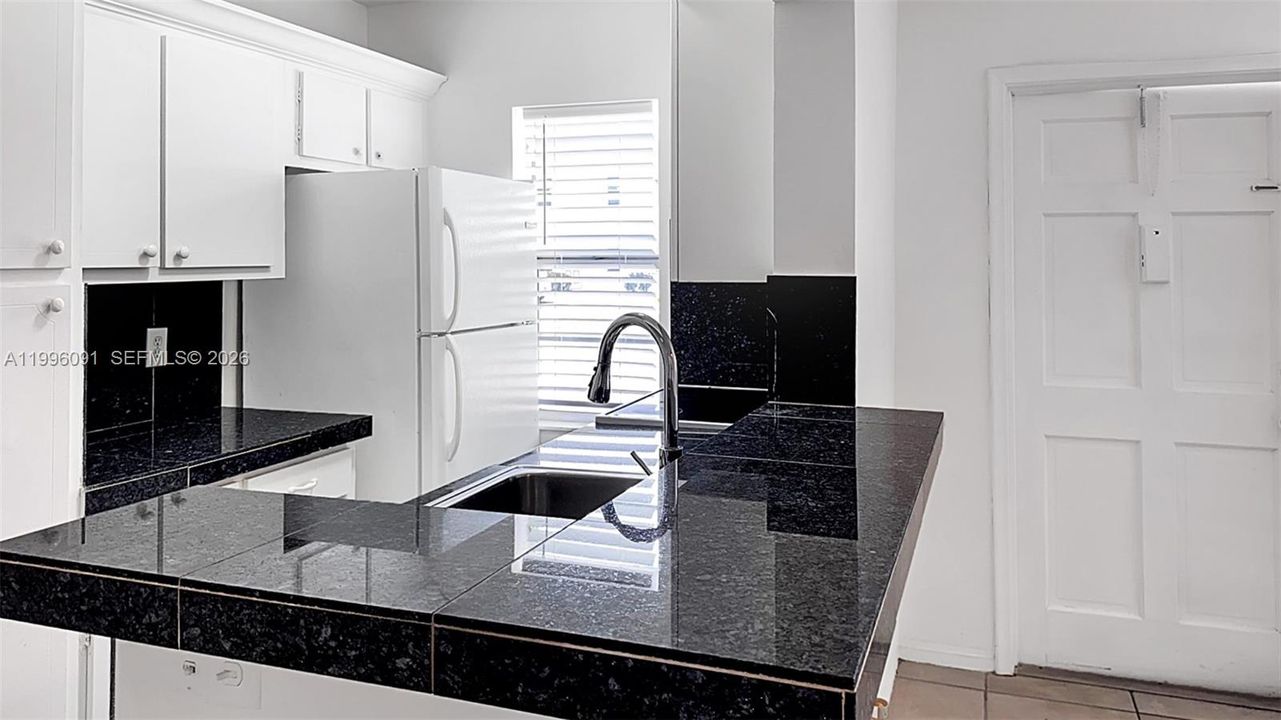 Active With Contract: $1,400 (1 beds, 1 baths, 576 Square Feet)