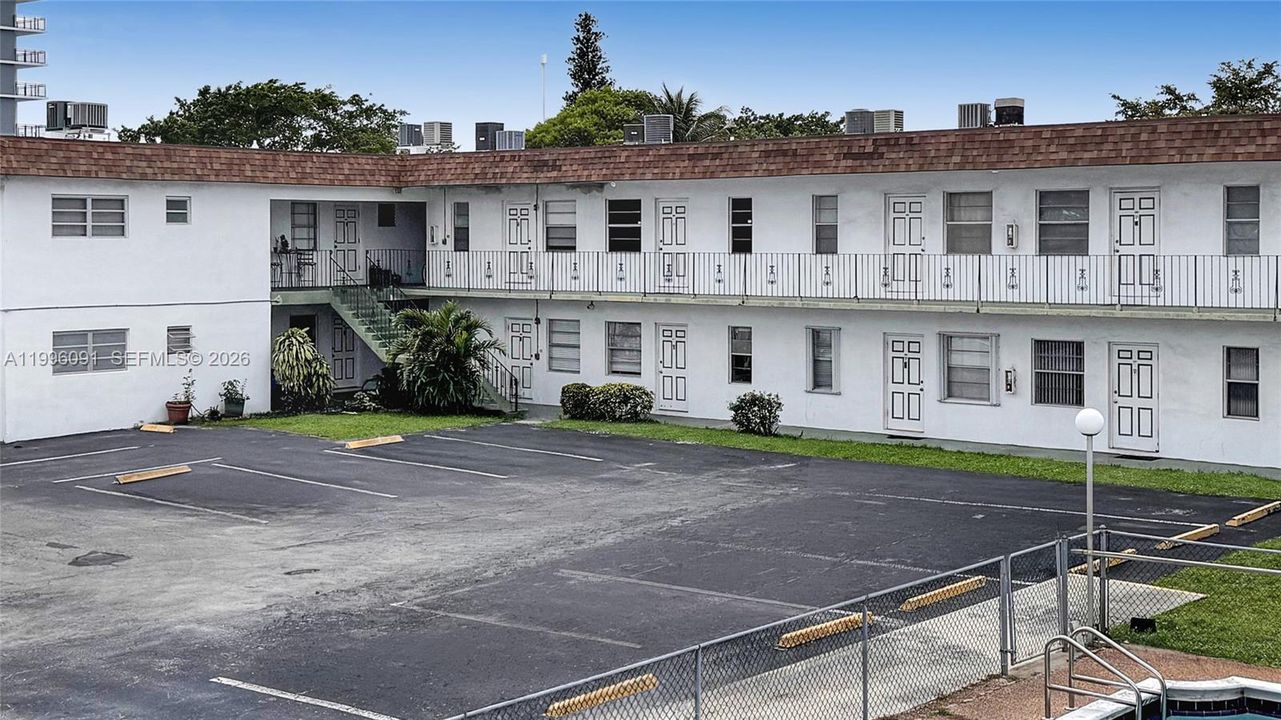Active With Contract: $1,400 (1 beds, 1 baths, 576 Square Feet)