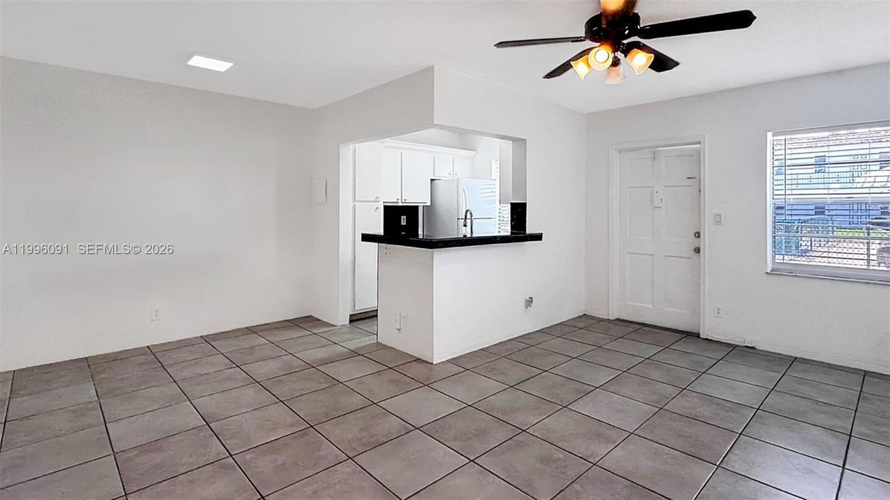 Active With Contract: $1,400 (1 beds, 1 baths, 576 Square Feet)