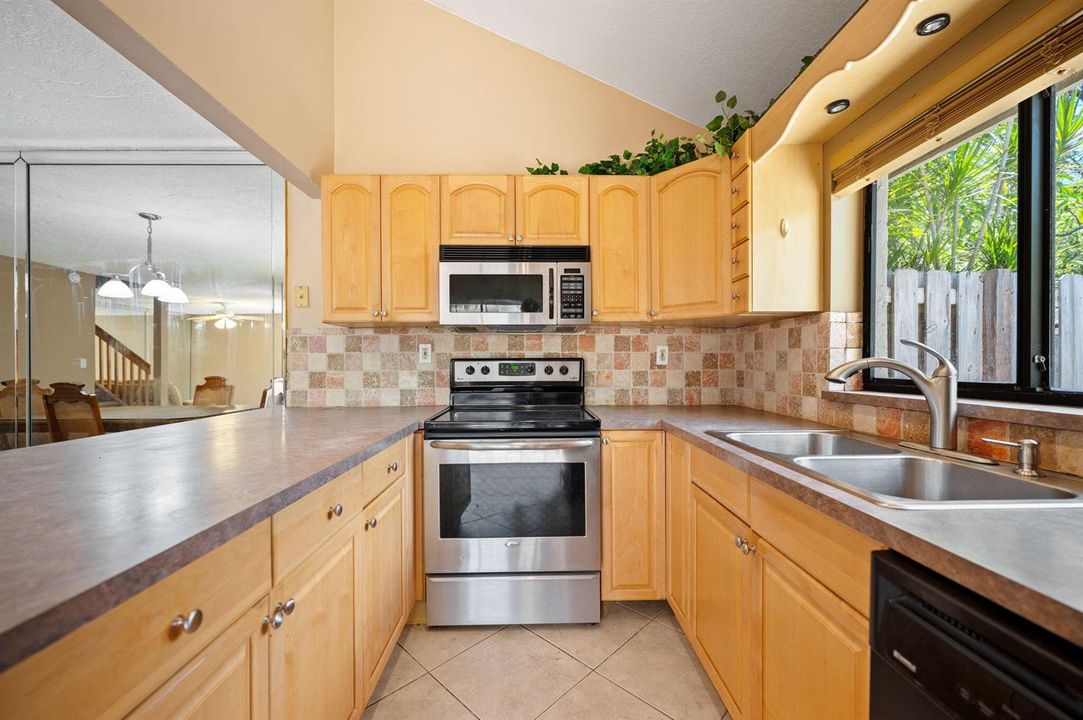 16-web-or-mls-620-commodore-dr