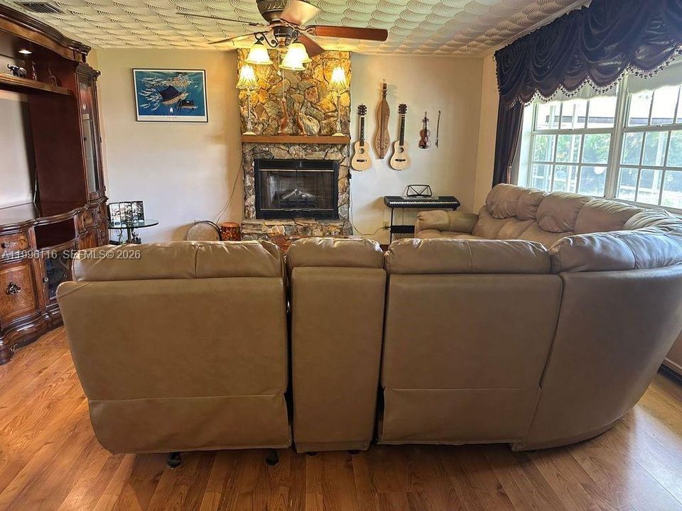 For Sale: $2,400,000 (6 beds, 3 baths, 3643 Square Feet)