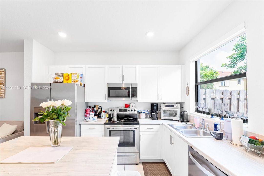 Active With Contract: $434,000 (3 beds, 3 baths, 1320 Square Feet)
