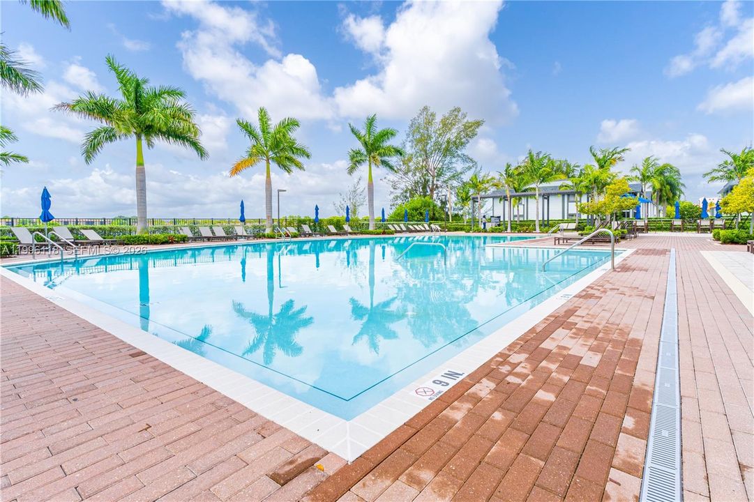 Active With Contract: $434,000 (3 beds, 3 baths, 1320 Square Feet)