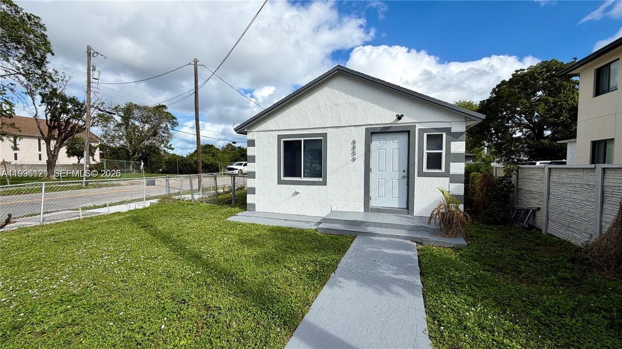 For Sale: $409,900 (3 beds, 2 baths, 1000 Square Feet)