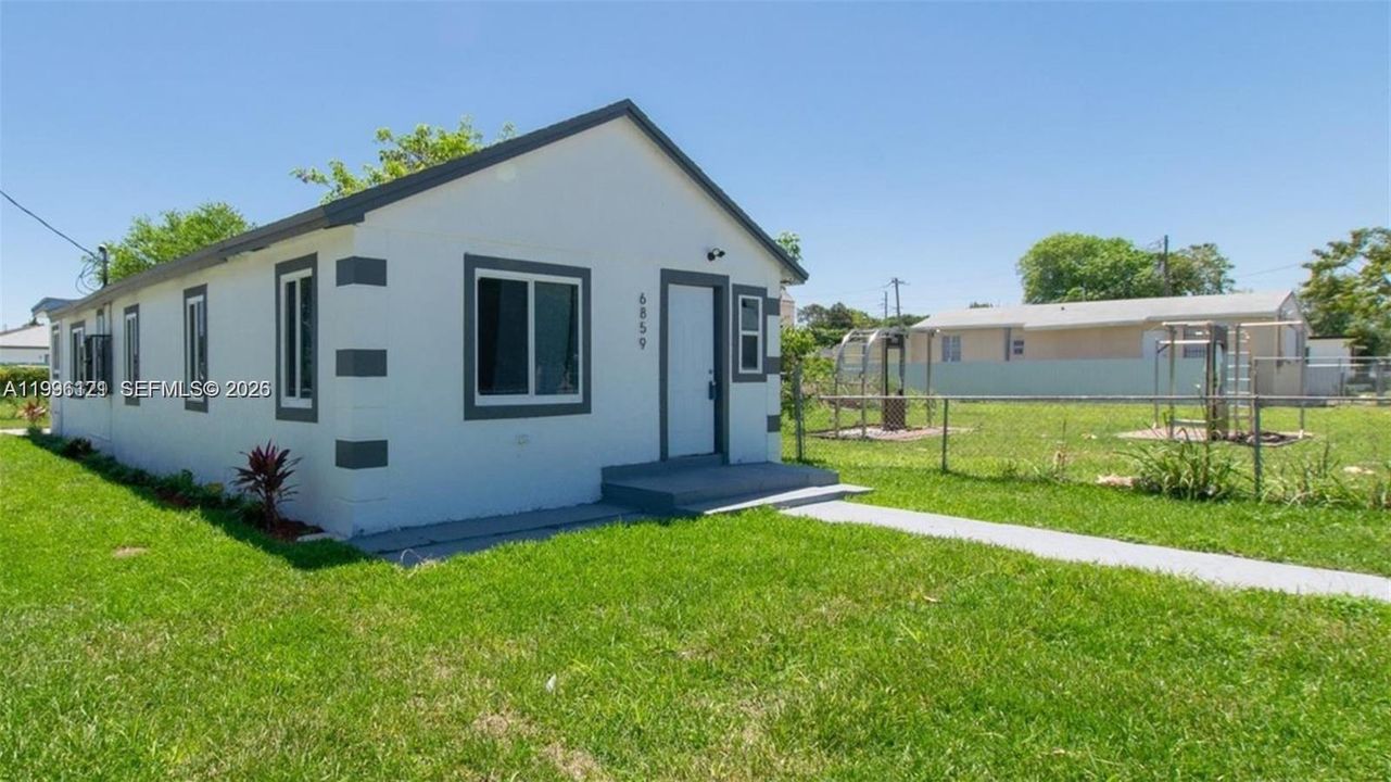 For Sale: $409,900 (3 beds, 2 baths, 1000 Square Feet)