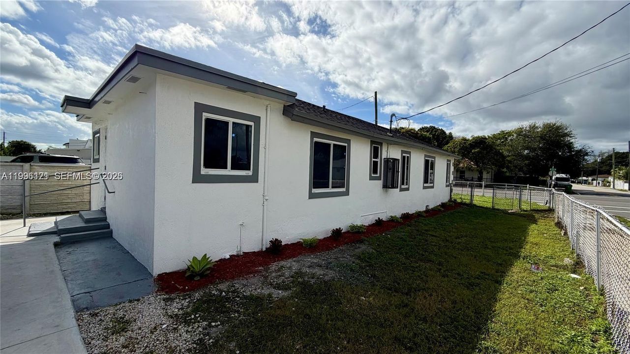 For Sale: $409,900 (3 beds, 2 baths, 1000 Square Feet)