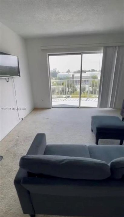 For Sale: $113,999 (1 beds, 1 baths, 826 Square Feet)