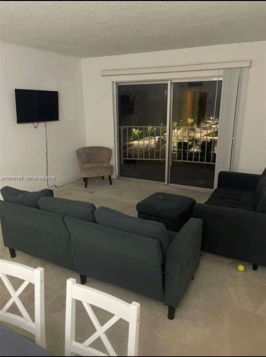 For Sale: $113,999 (1 beds, 1 baths, 826 Square Feet)