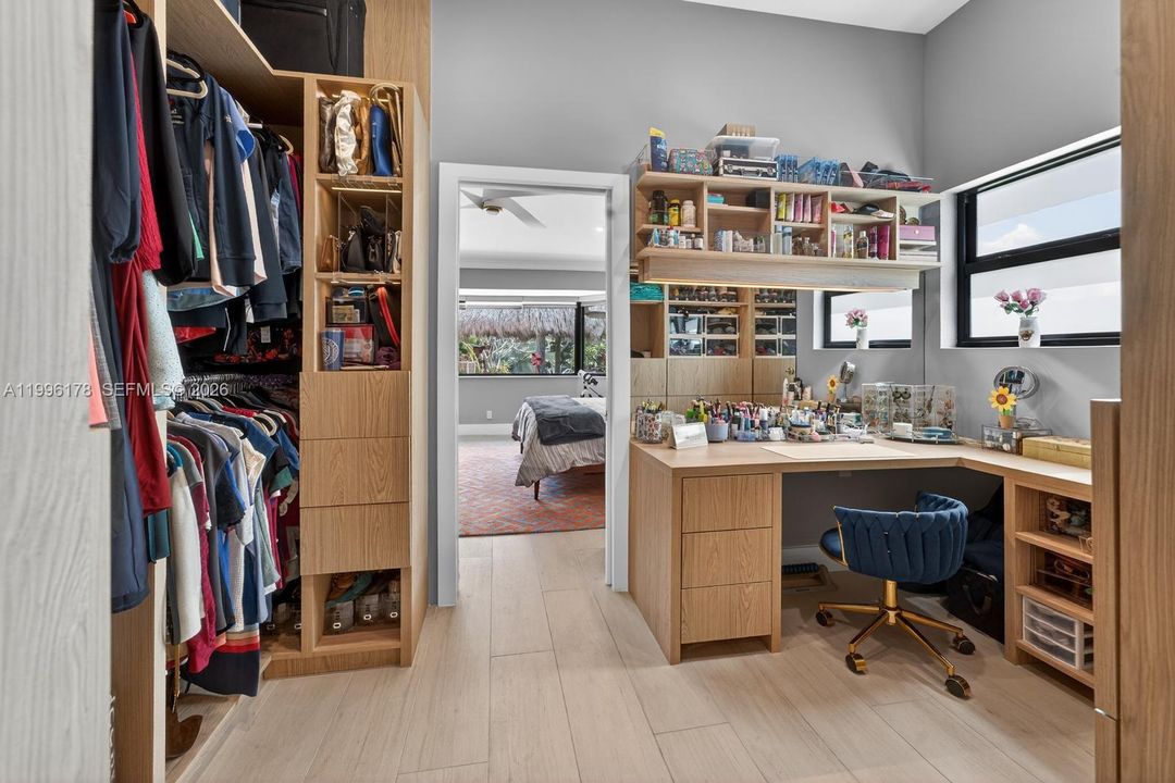 MASTER WALKING CLOSET