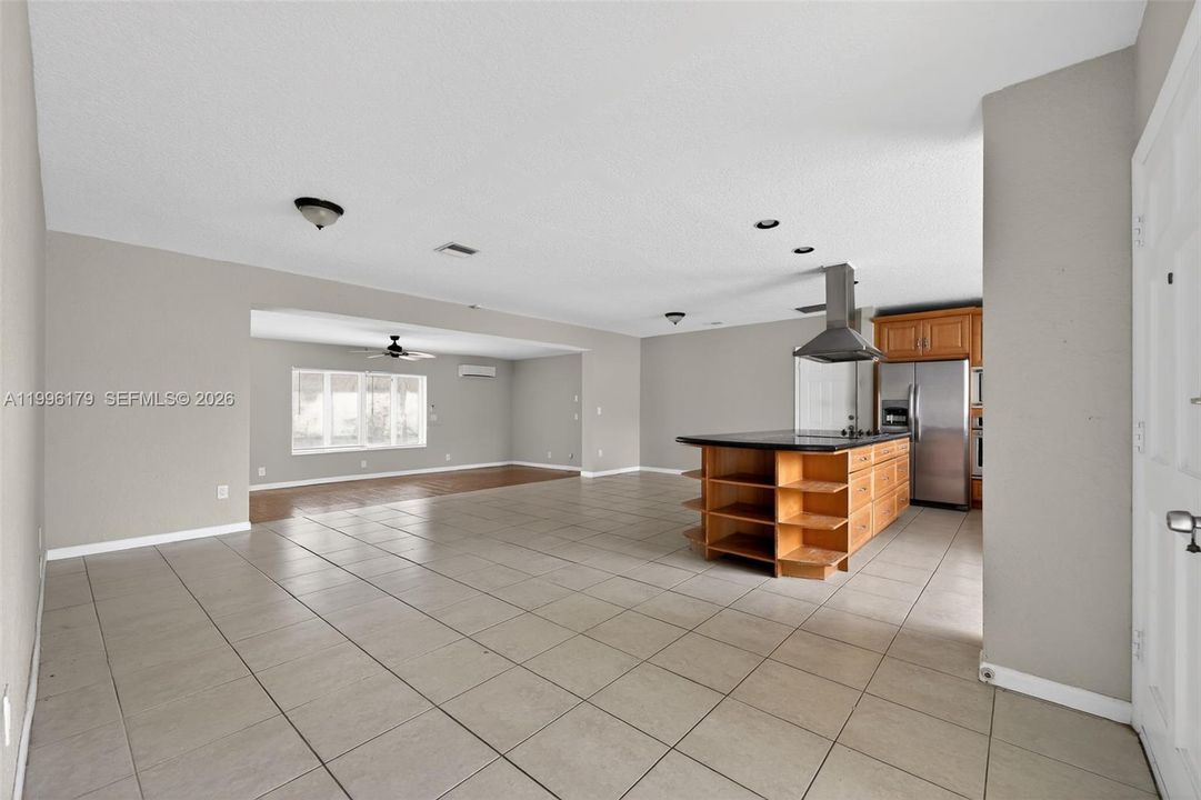 Active With Contract: $699,900 (2 beds, 2 baths, 1473 Square Feet)