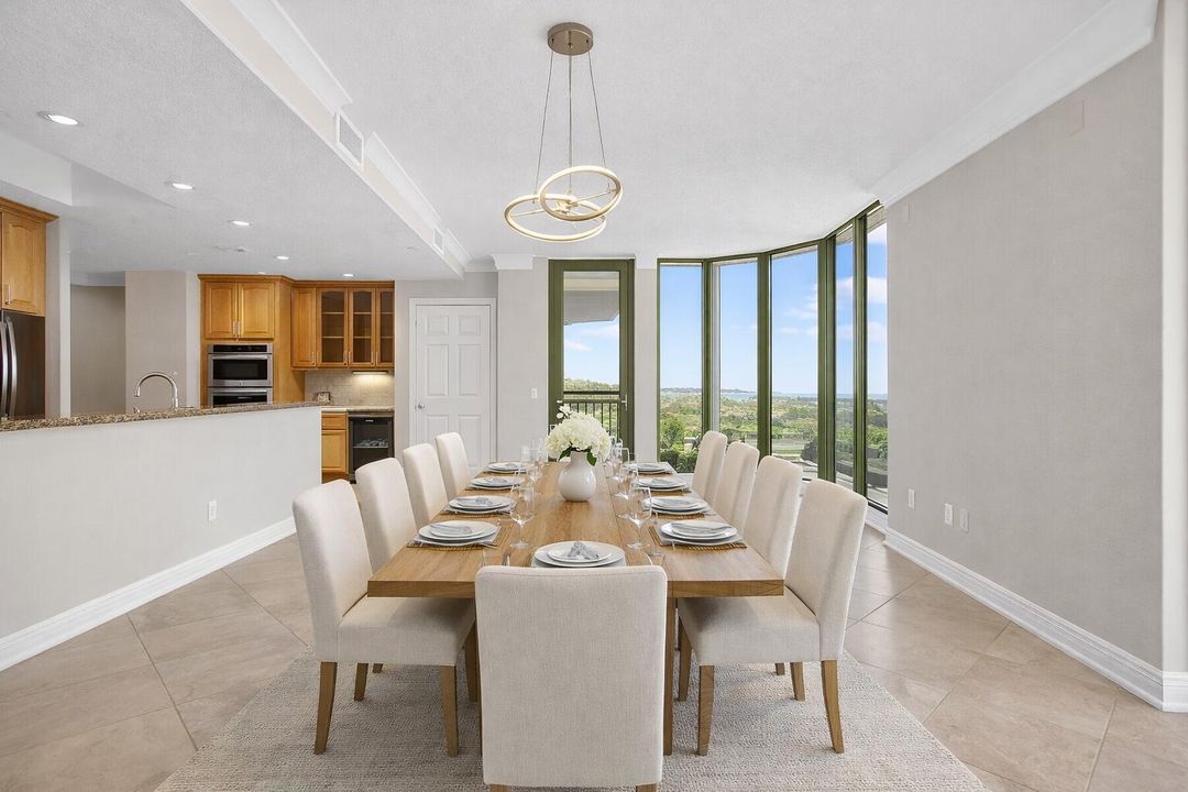 VIRTUAL STAGED DINING ROOM