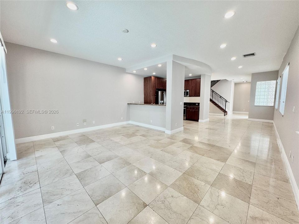Activo con contrato: $4,160 (3 camas, 3 baños, 2170 Pies cuadrados)