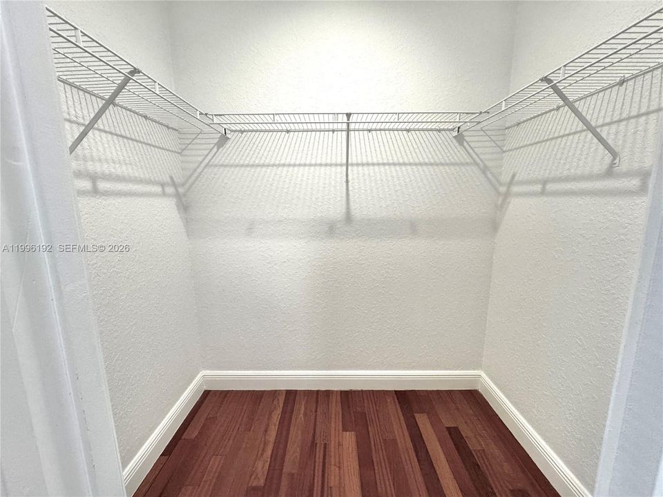 Activo con contrato: $4,160 (3 camas, 3 baños, 2170 Pies cuadrados)