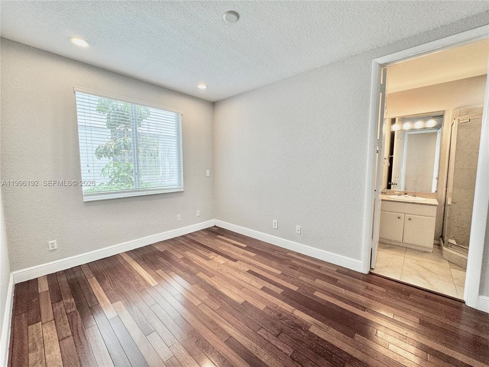 Activo con contrato: $4,160 (3 camas, 3 baños, 2170 Pies cuadrados)