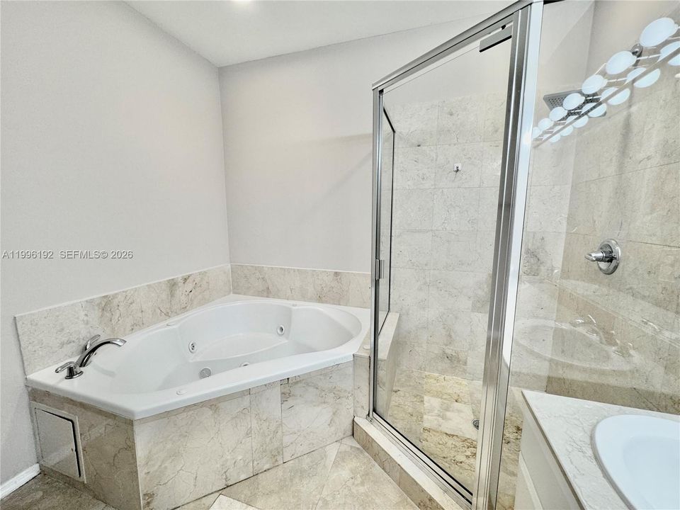 Activo con contrato: $4,160 (3 camas, 3 baños, 2170 Pies cuadrados)