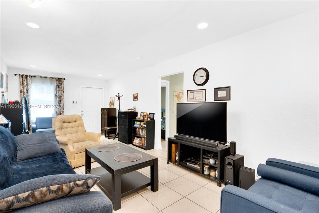 En Venta: $685,000 (3 camas, 2 baños, 1260 Pies cuadrados)
