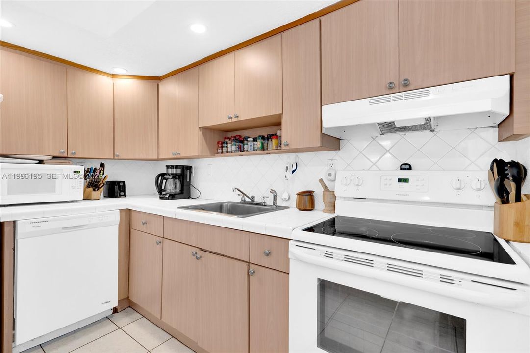 En Venta: $685,000 (3 camas, 2 baños, 1260 Pies cuadrados)