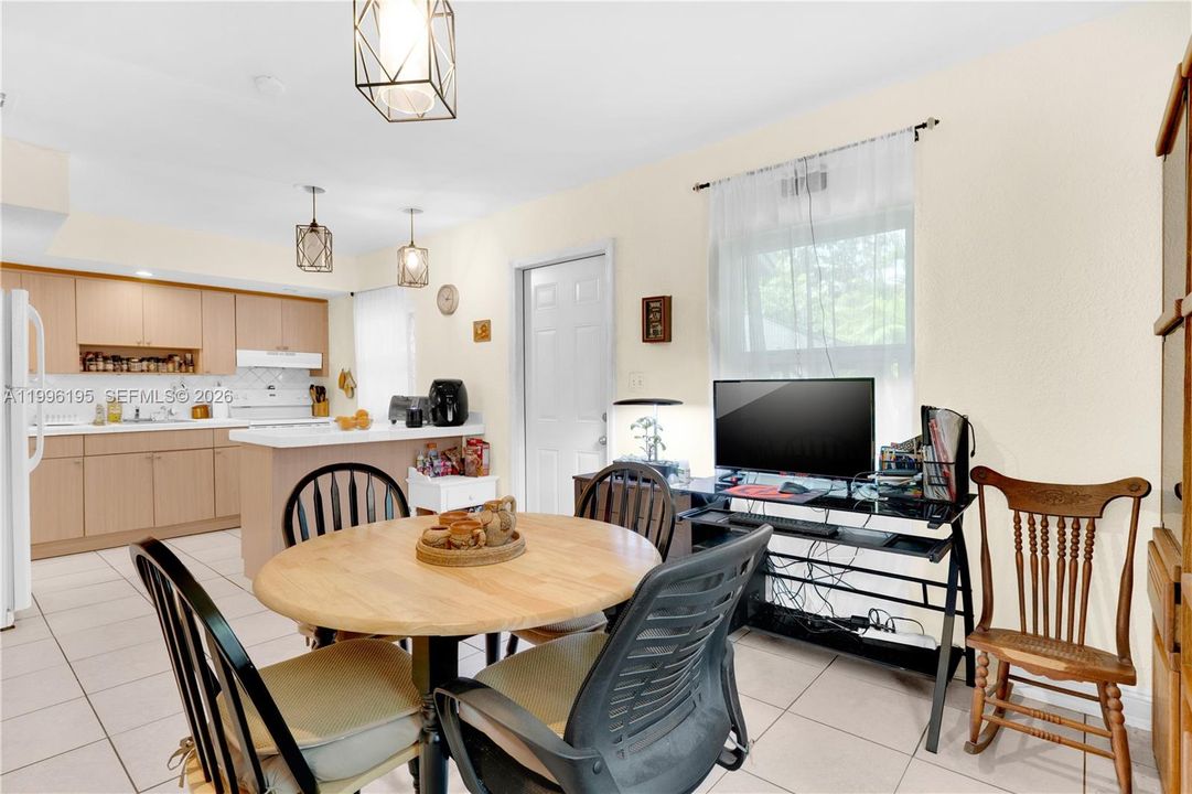 En Venta: $685,000 (3 camas, 2 baños, 1260 Pies cuadrados)
