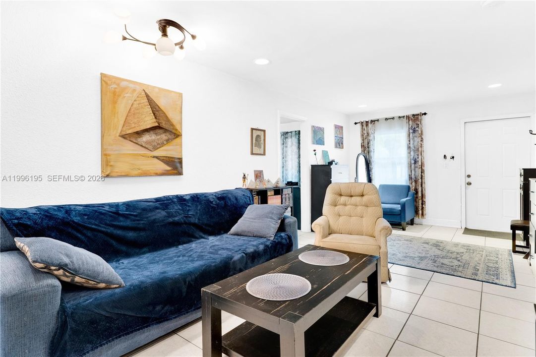 En Venta: $685,000 (3 camas, 2 baños, 1260 Pies cuadrados)