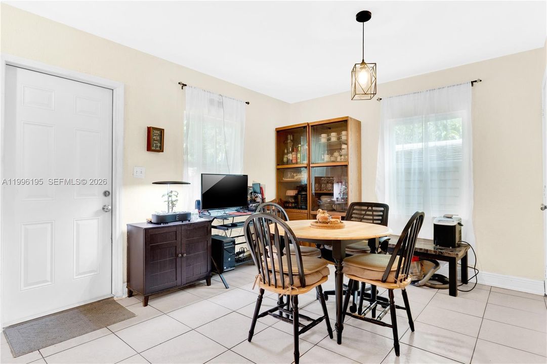 En Venta: $685,000 (3 camas, 2 baños, 1260 Pies cuadrados)