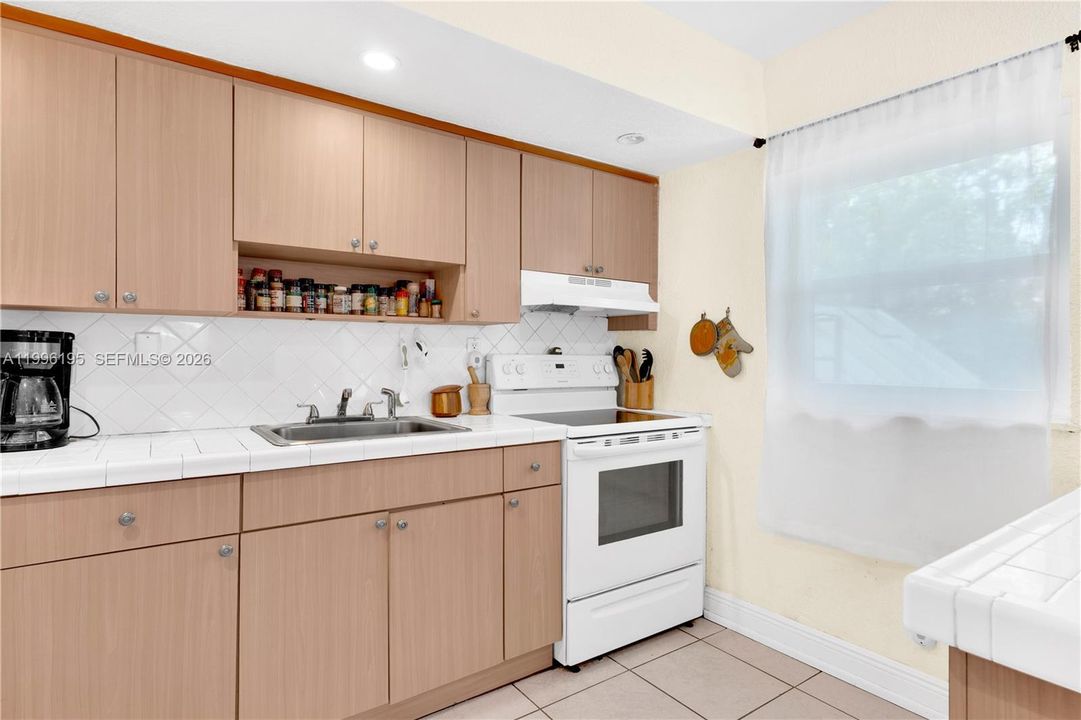 En Venta: $685,000 (3 camas, 2 baños, 1260 Pies cuadrados)