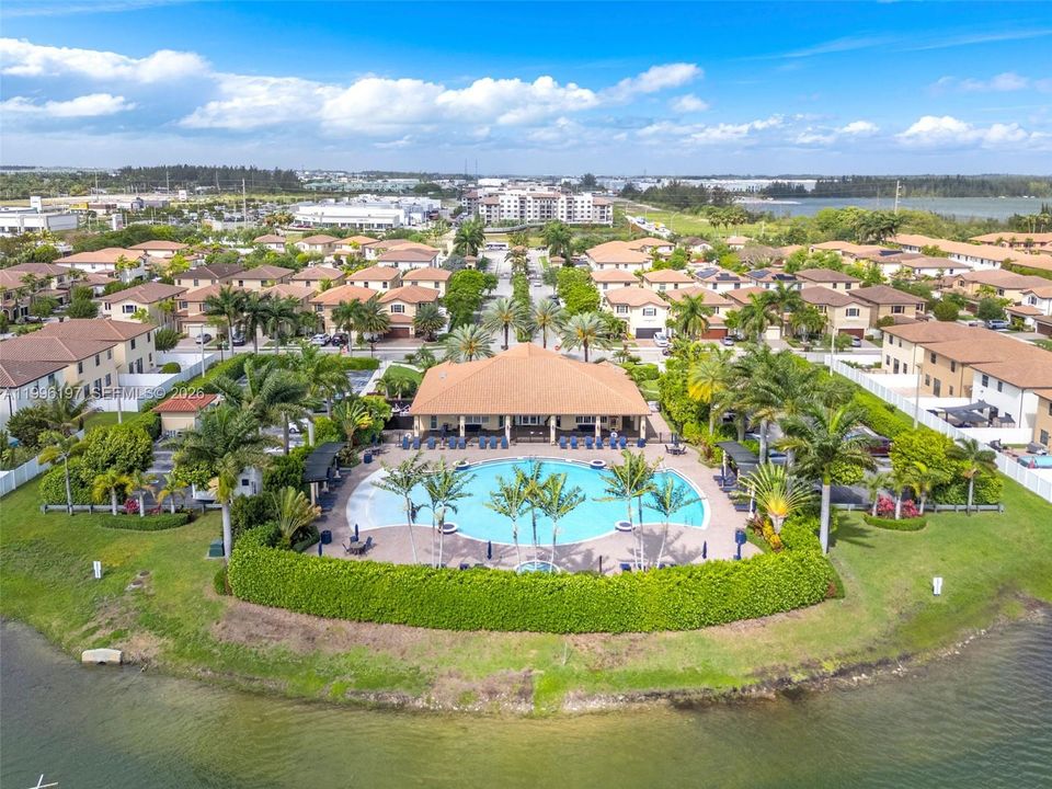 Activo con contrato: $539,900 (3 camas, 3 baños, 1910 Pies cuadrados)