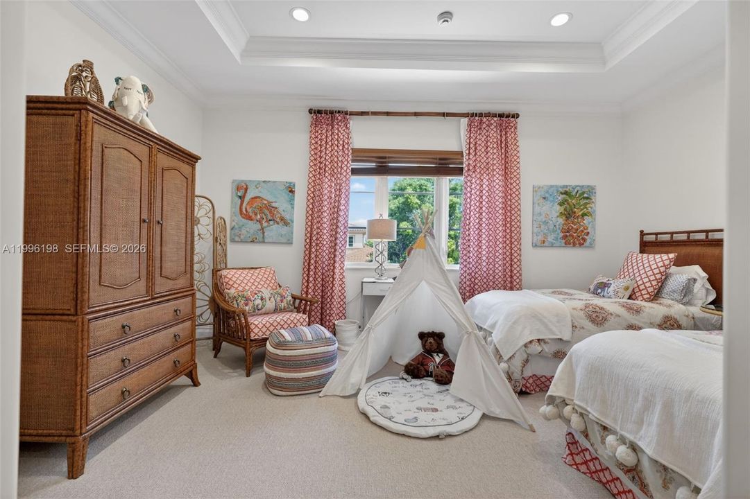 Active With Contract: $6,750,000 (5 beds, 6 baths, 6045 Square Feet)