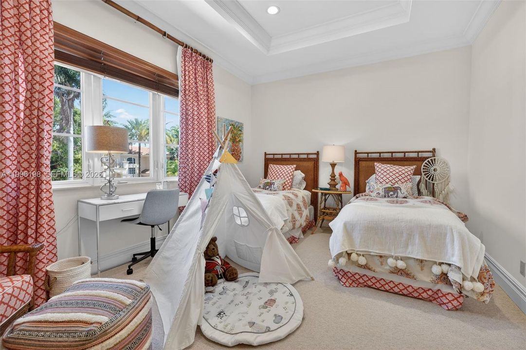 Active With Contract: $6,750,000 (5 beds, 6 baths, 6045 Square Feet)
