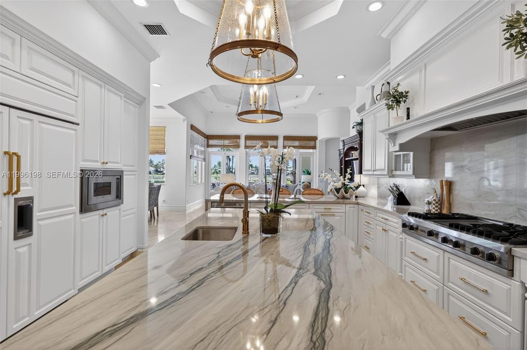 Active With Contract: $6,750,000 (5 beds, 6 baths, 6045 Square Feet)