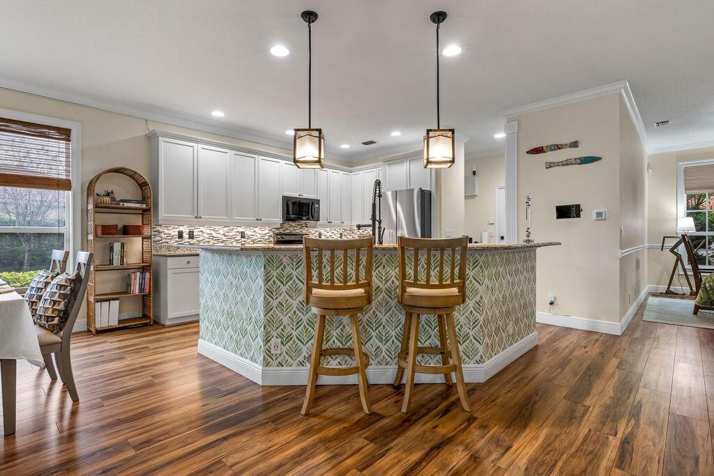 Kitchen-Breakfast Bar