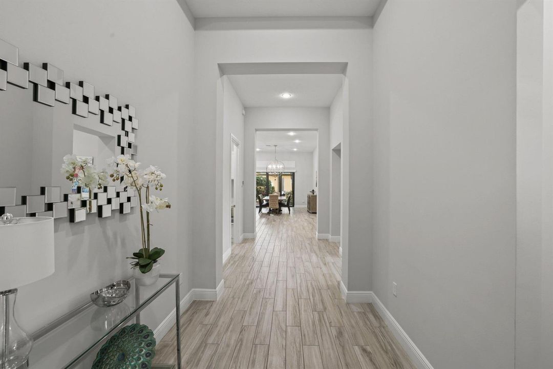 Foyer facing in