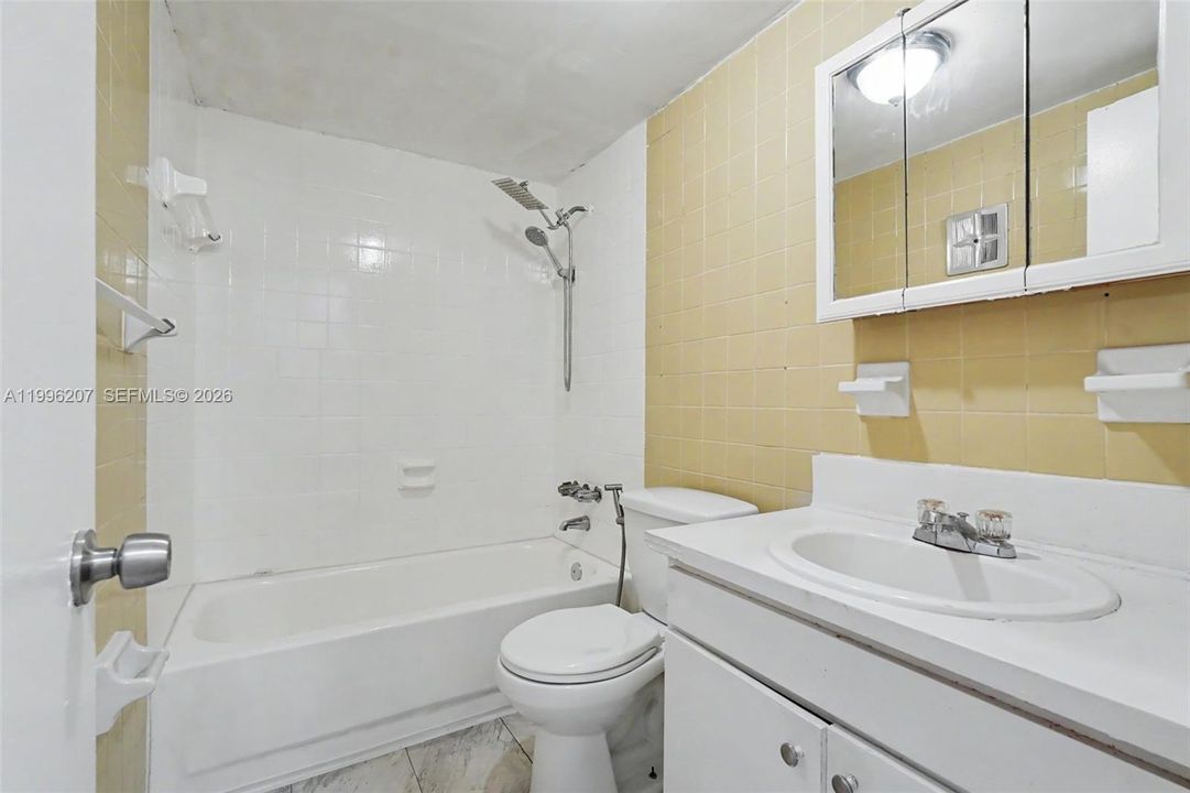 Под контрактом: $199,900 (2 спален, 1 ванн, 798 Квадратных фут)