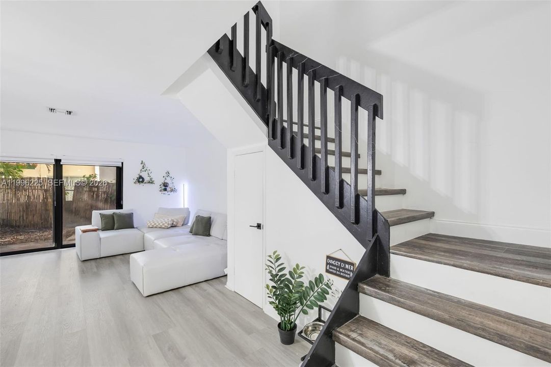На продажу: $295,000 (2 спален, 1 ванн, 1190 Квадратных фут)