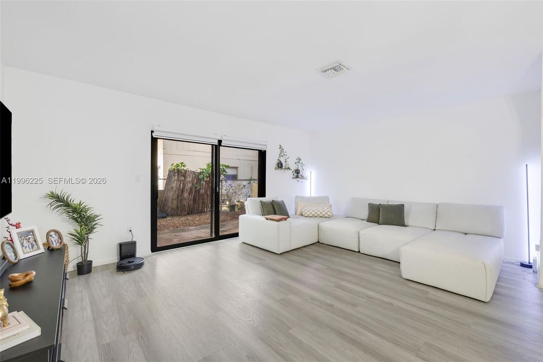 На продажу: $295,000 (2 спален, 1 ванн, 1190 Квадратных фут)