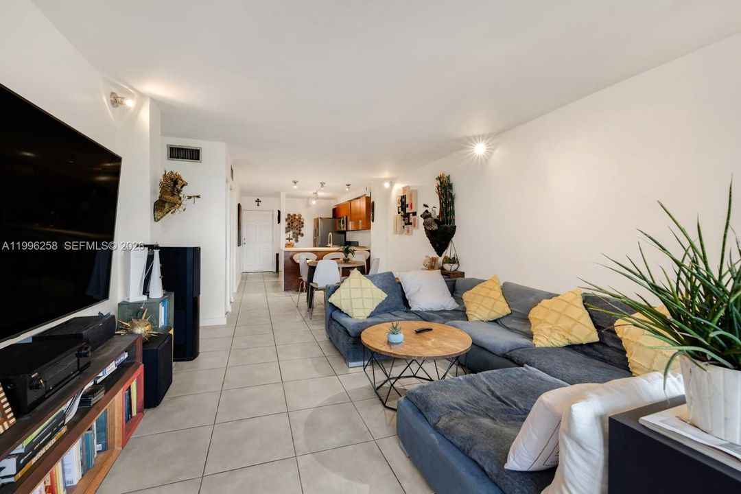 En Venta: $375,000 (2 camas, 2 baños, 990 Pies cuadrados)